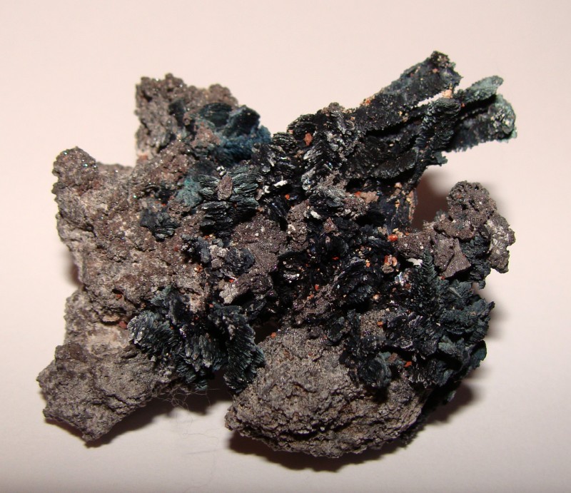 Марганец в воздухе. Тенорит Tenorite минерал. Тенорит минерал формула. Мелаконит минерал. Окислы и гидроокислы минералы.