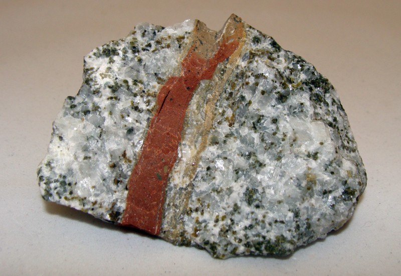 Горная порода 9 букв на к. Карбонатит. Апатит-магнетитовые в карбонатитах. Кальцифиры минералы. Карбонатитовые породы.